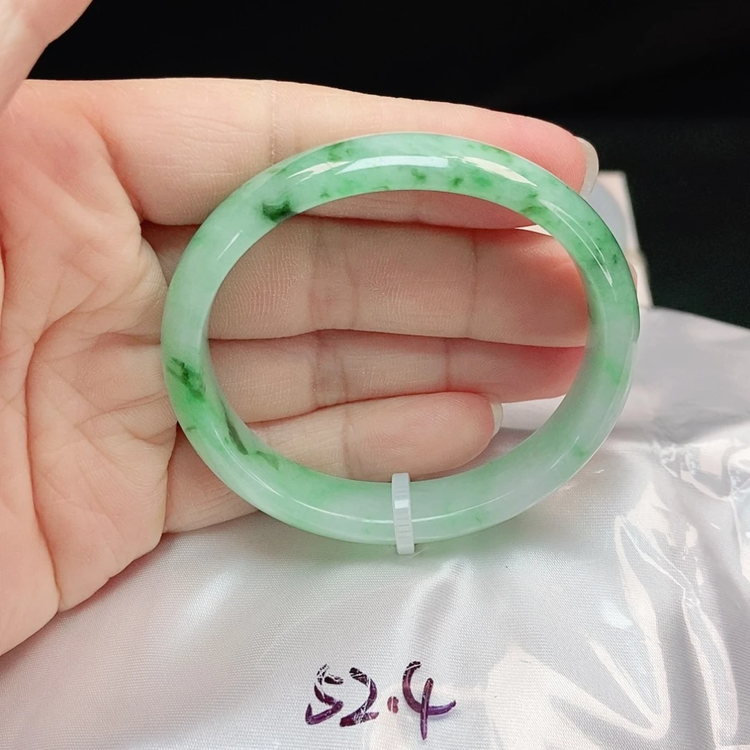 翡翠手镯未镶嵌贵妃