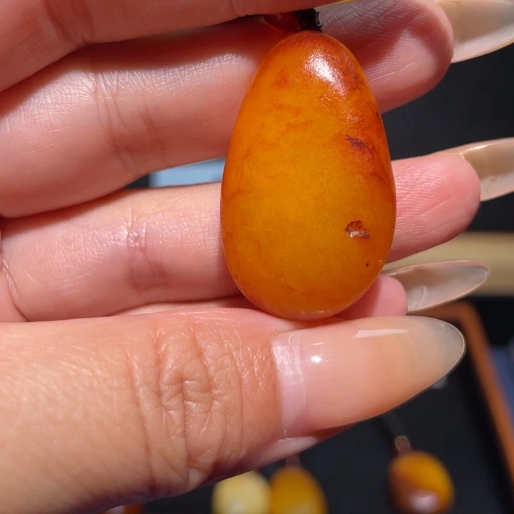 拿***歌颈饰未镶嵌和田玉