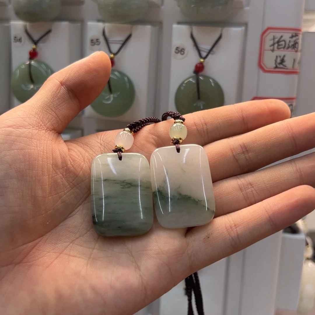 注***石英质玉（非洲翠）合金颈饰