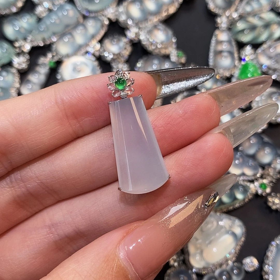 颈饰18K金镶嵌翡翠