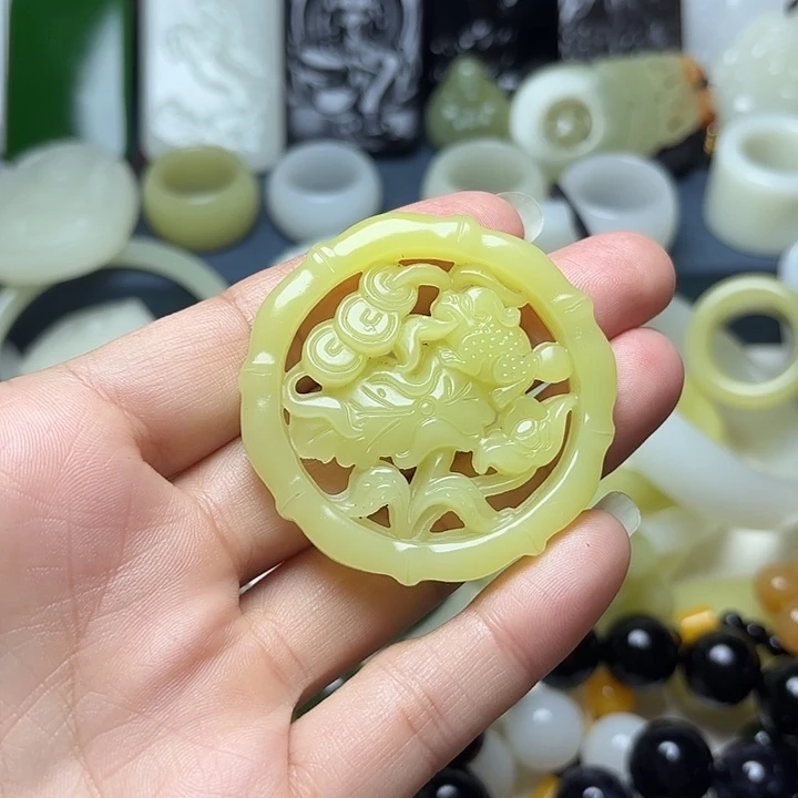 透闪石质玉未镶嵌车挂