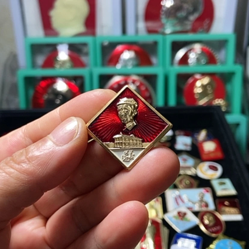 【闪购商品】铝云***游六七十年代的一枚章