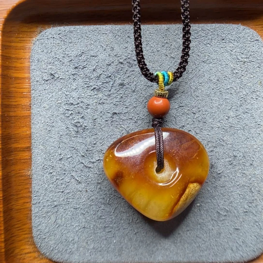 ****红蜜蜡未镶嵌颈饰郎