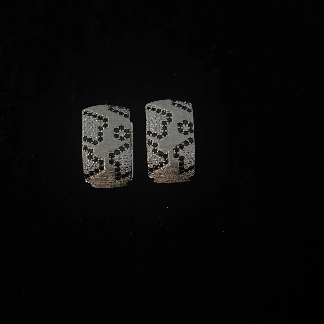 925银合成锆石耳饰 <斑马>黑白豹纹U形马蹄耳扣耳环 E26100