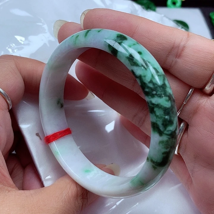 翡翠手镯未镶嵌翡翠