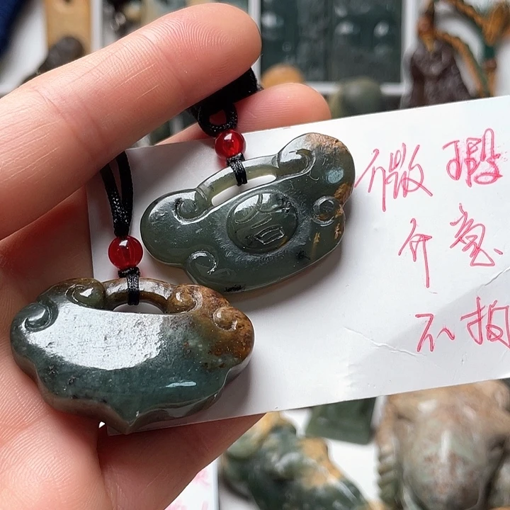 未镶嵌岫岩河磨玉（透闪石质玉）挂件