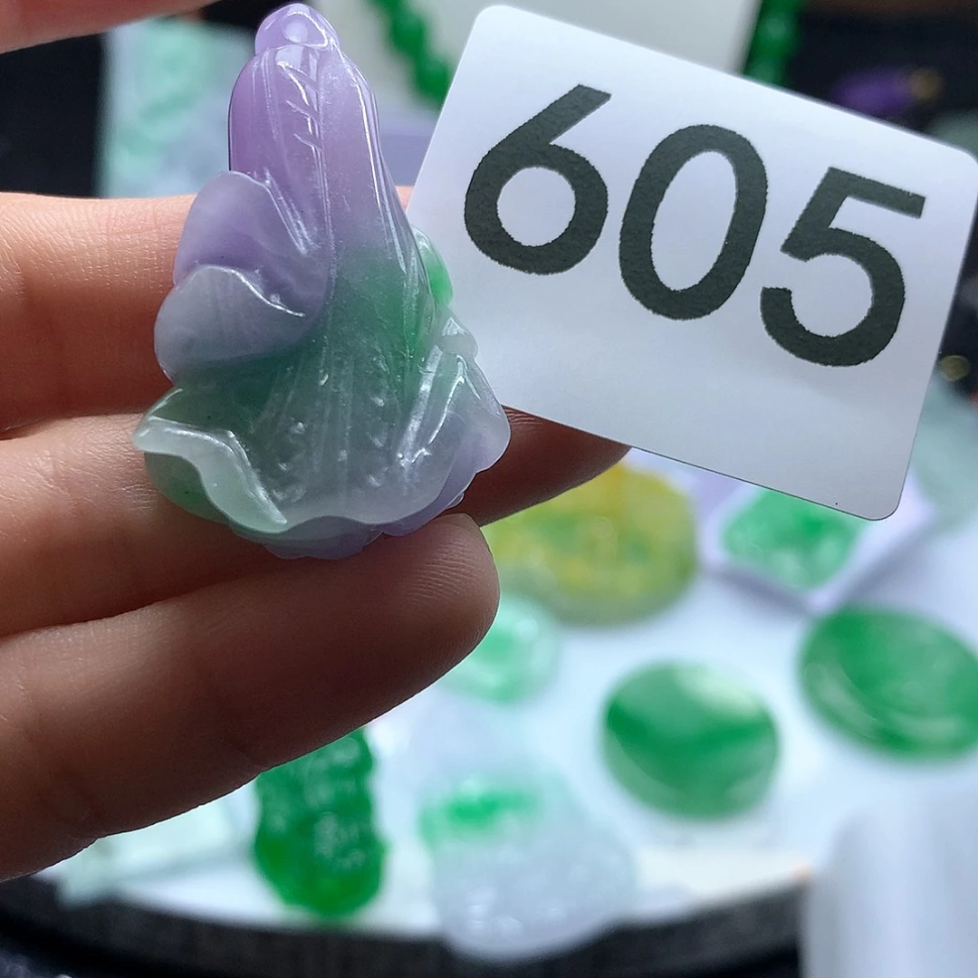 翡翠吊坠(赠链)未镶嵌