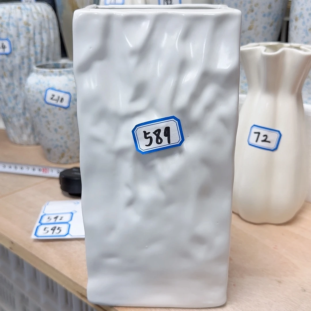 瓶589号白色大方陶瓷高25厘米微瑕一个