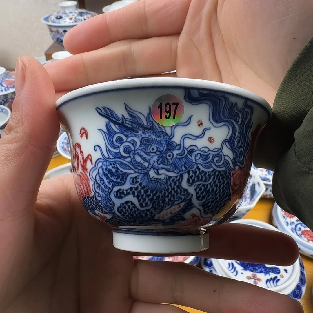 青花釉里红麒麟压手杯