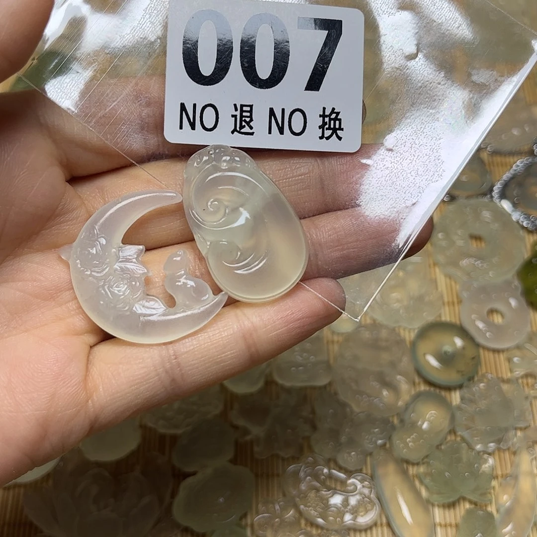 岫玉未镶嵌颈饰吊坠