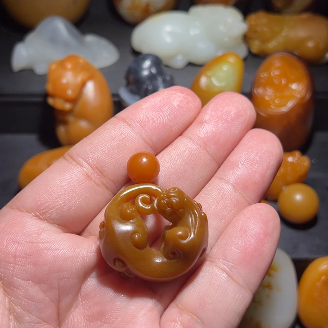 象***升和田玉未镶嵌颈饰