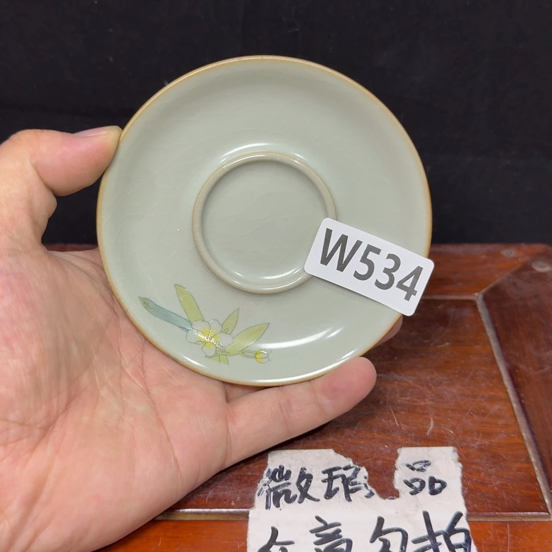 微瑕疵介意勿拍陶瓷器皿S546