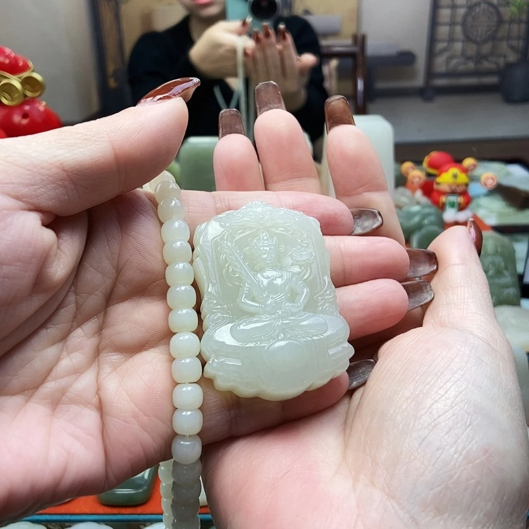 颈饰未镶嵌和田玉属虎佩戴虚空藏