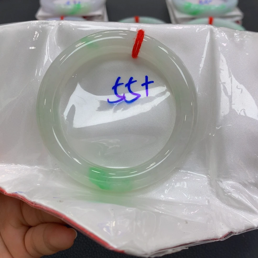 翡翠手镯未镶嵌翡翠