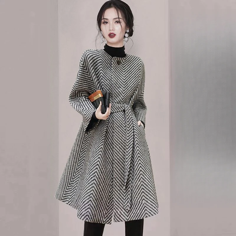 赫本风小众高级感毛呢外套2025早春新款女装气质人字纹呢子大衣