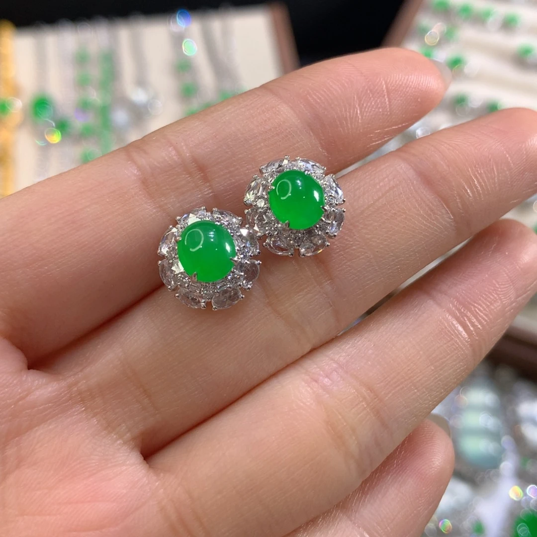 翡翠18K金镶嵌颈饰蛋面耳钉