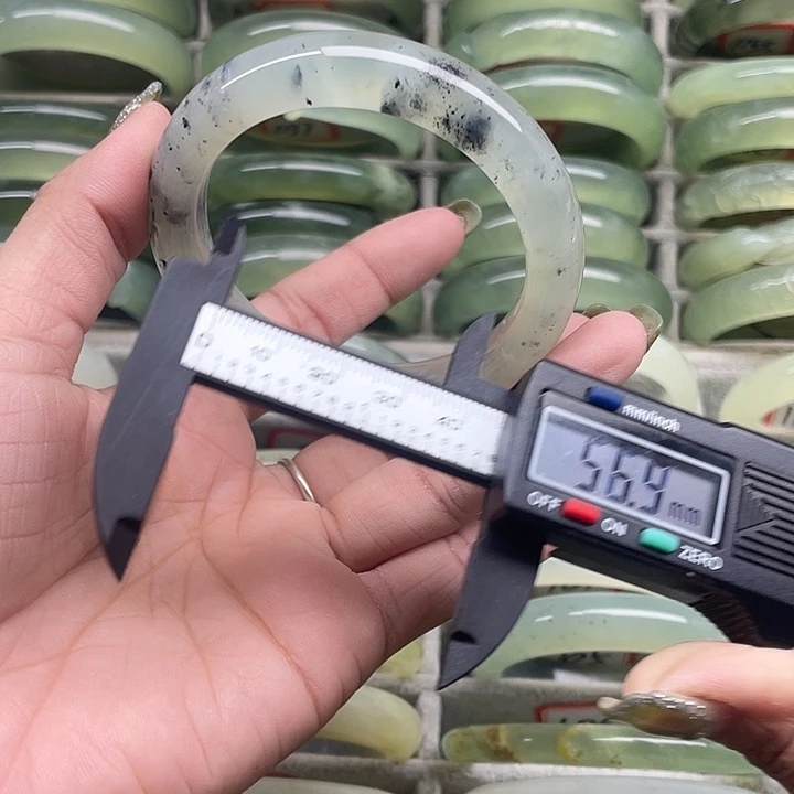 蛇纹石玉未镶嵌手镯83