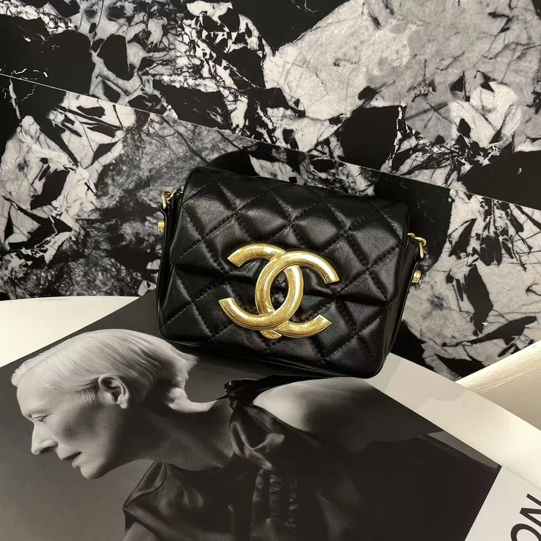 全新未使用 Chanel/香奈儿 闲置 23p油蜡羊皮大logo小废包 斜挎包