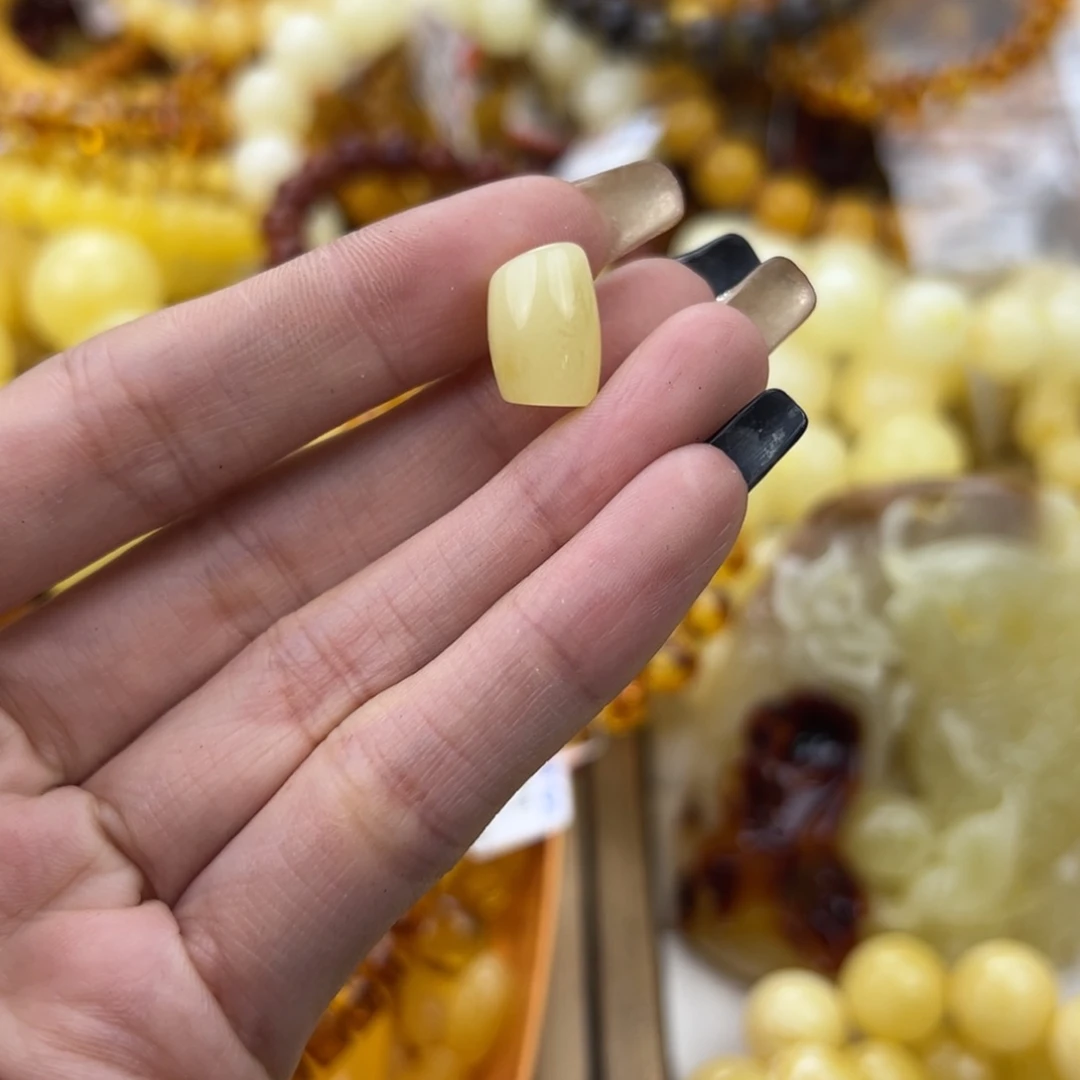 琥珀珠宝奇石未镶嵌