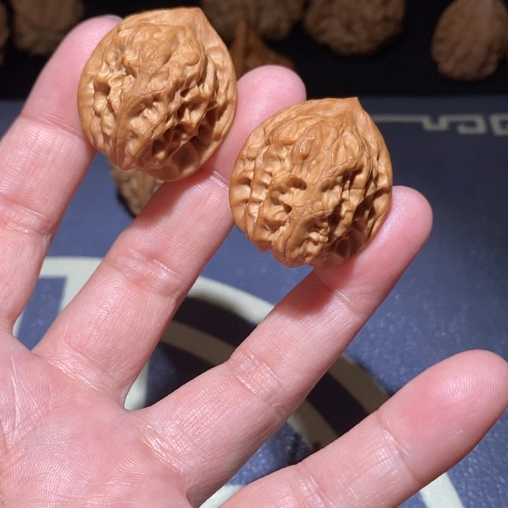 文玩核桃吊坠红豆