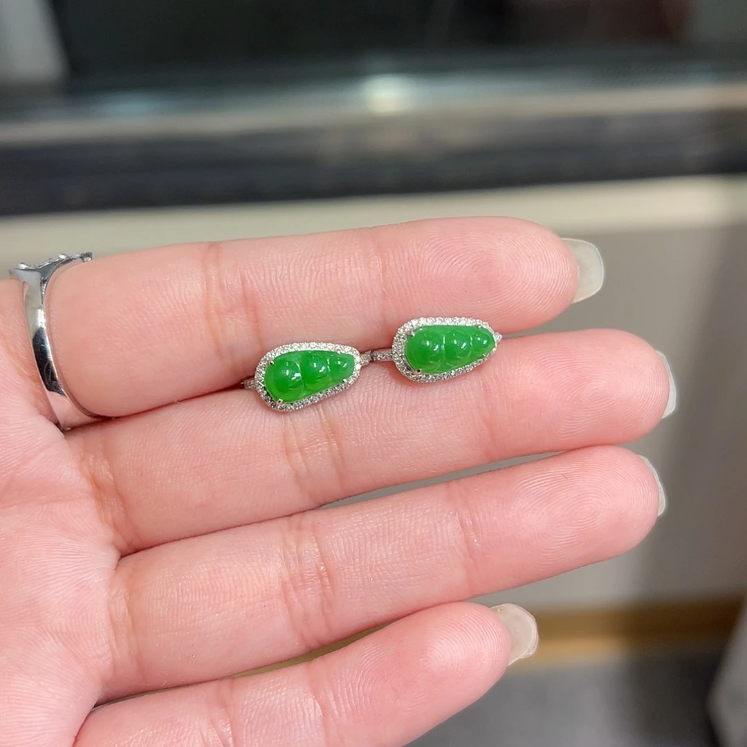 啊***宝18K金镶嵌翡翠耳饰豆子