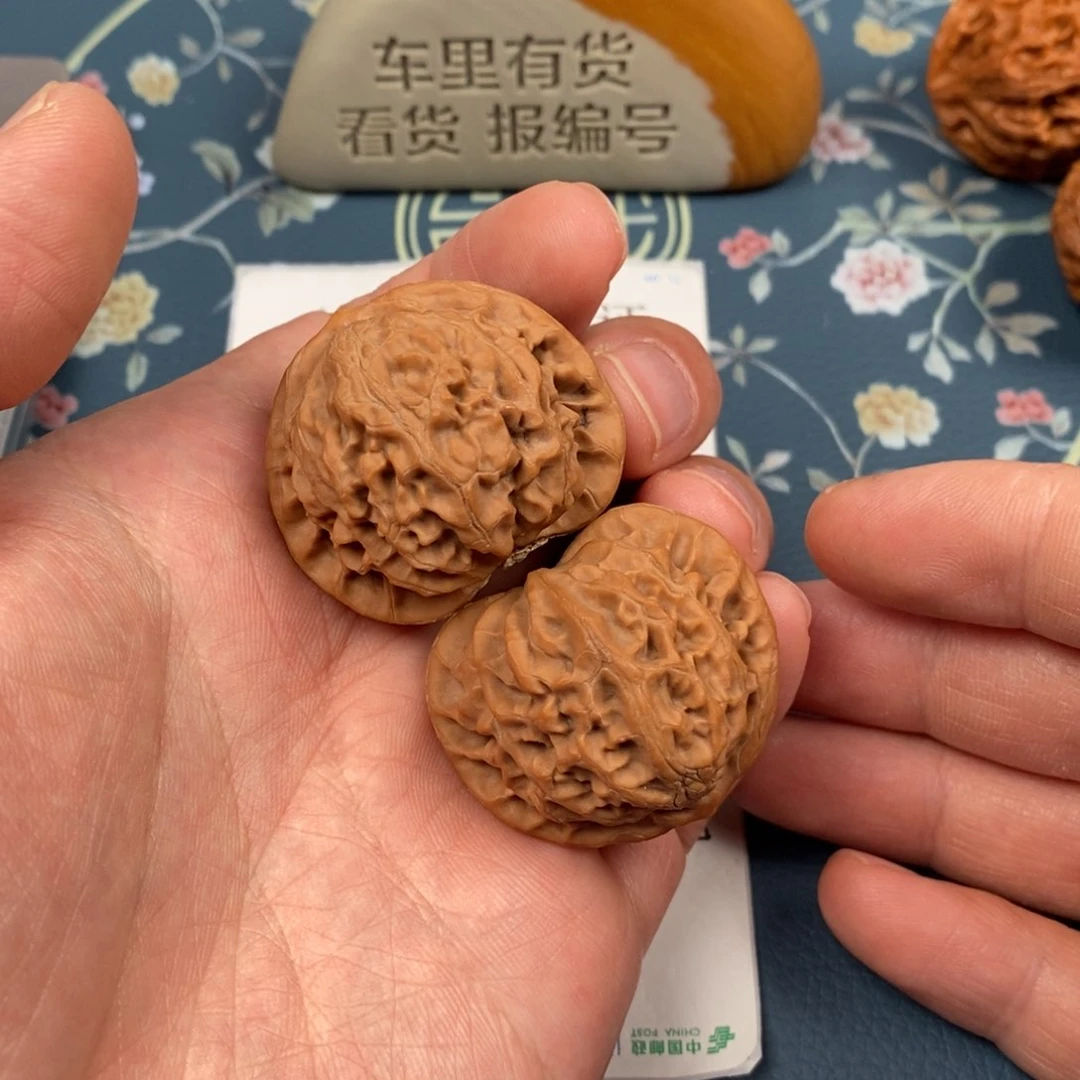 文玩核桃吊坠38精配原桩宫灯。红皮，毕业，W6E1