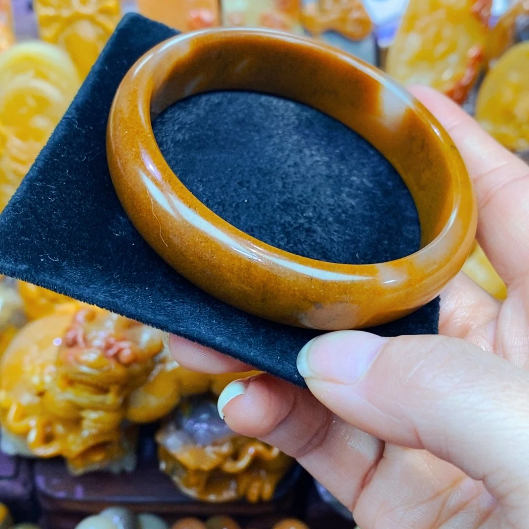 未镶嵌石英质玉（黄龙玉）颈饰