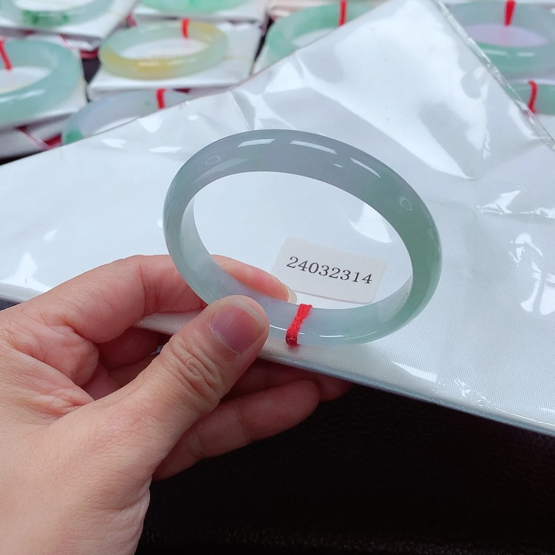 翡翠手镯（贵妃镯）未镶嵌天然A货翡翠手镯