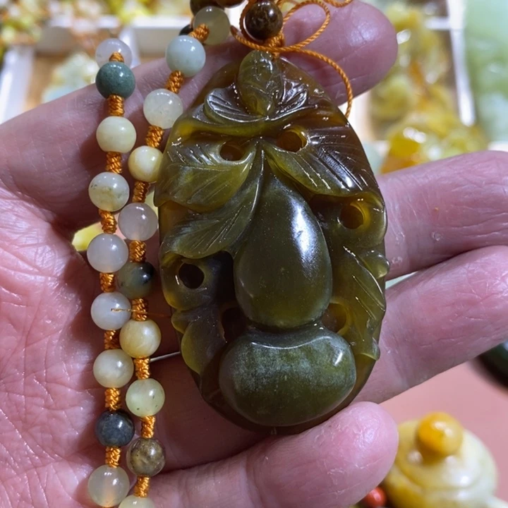 蛇纹石玉颈饰未镶嵌