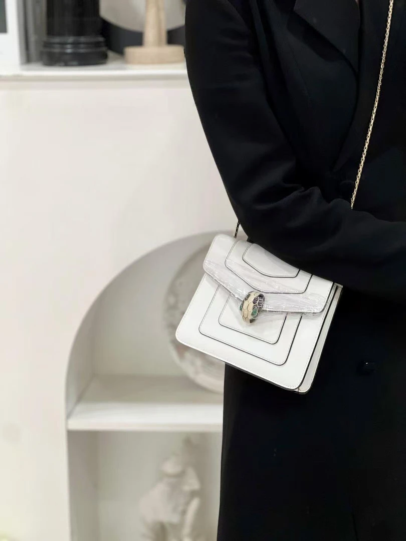 95新 BVLGARI/宝格丽 98新/宝格丽蛇头小号白色链条包/优品
