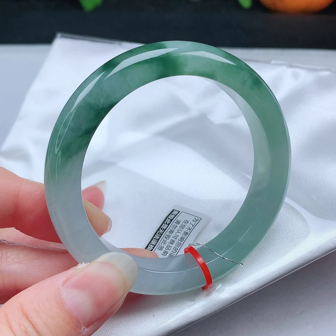 翡翠手镯未镶嵌55圈