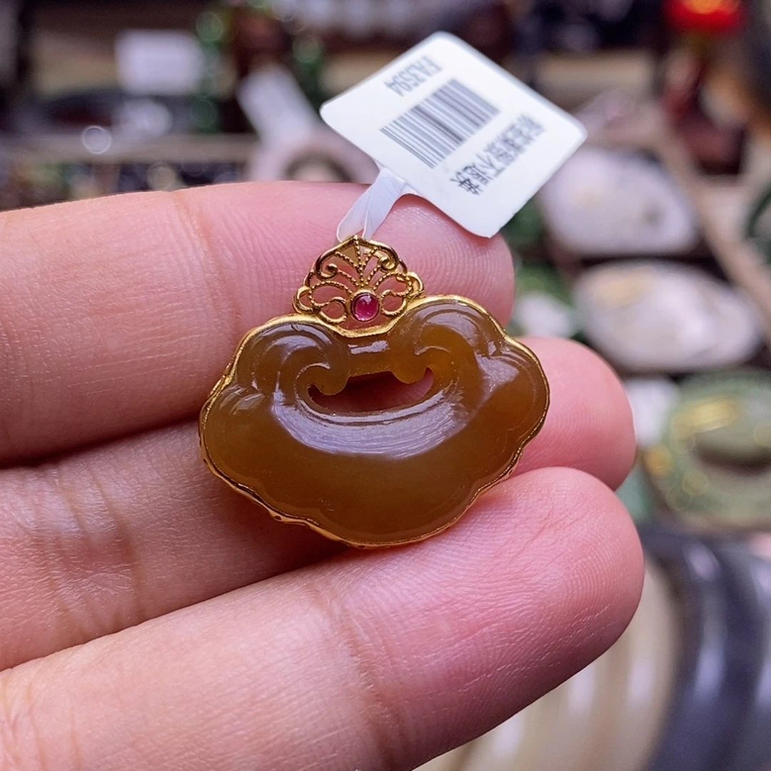 颈饰未镶嵌和田玉新疆且末糖料金镶如意锁