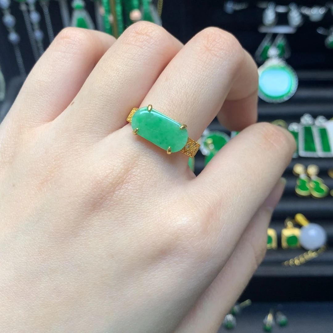 翡翠未镶嵌戒指有纹裂