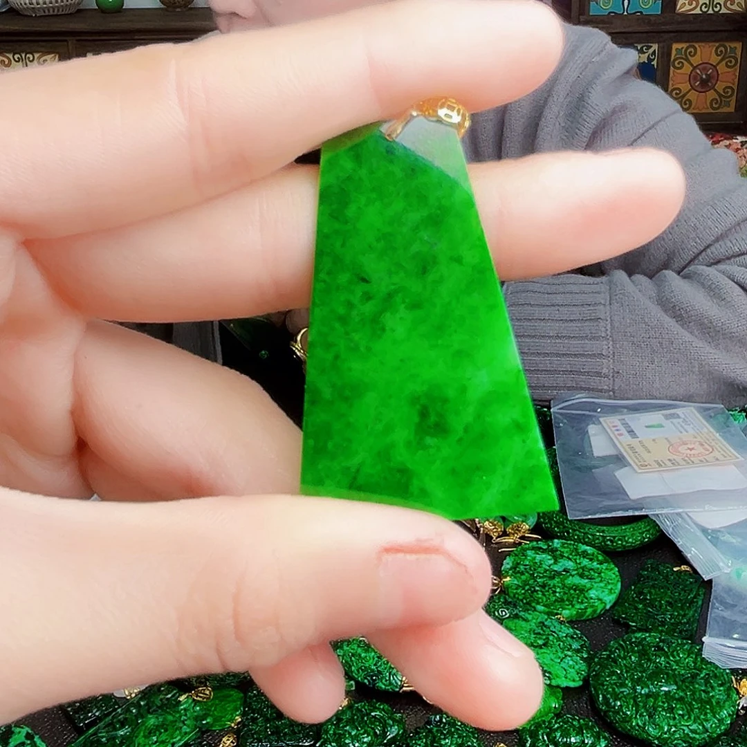 颈饰18K金镶嵌翡翠