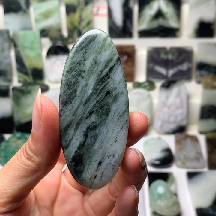 独山玉未镶嵌颈饰