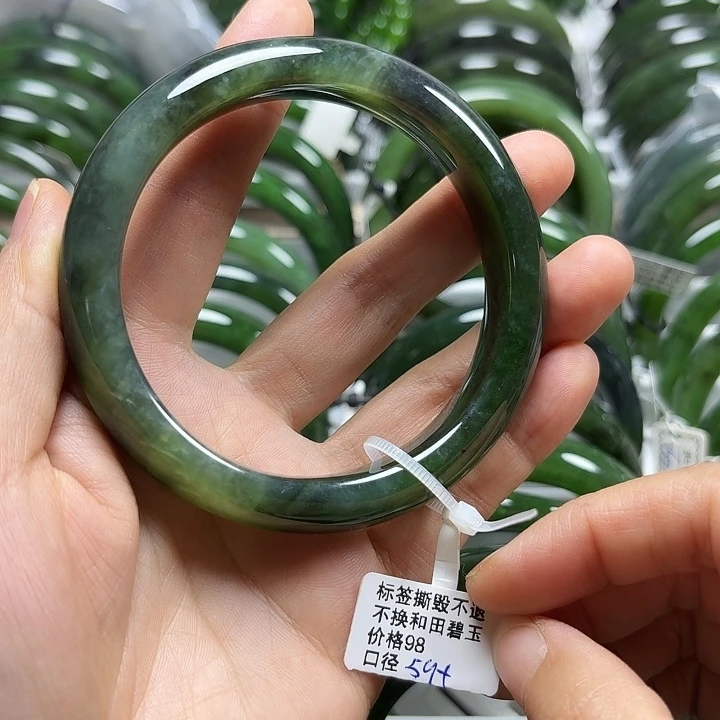 和田玉（碧玉）未镶嵌手镯花绿59有瑕