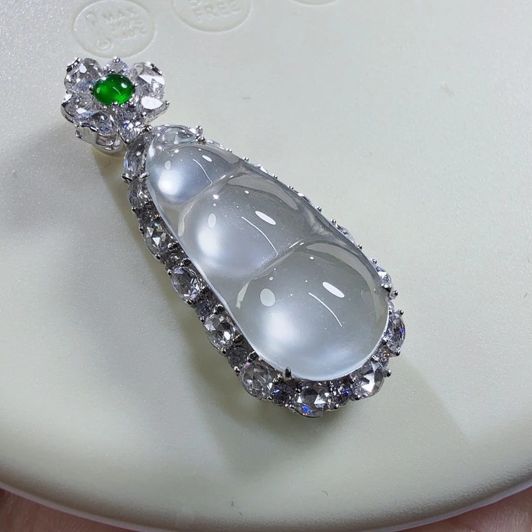 翡翠18K金镶嵌颈饰玻璃冰豆