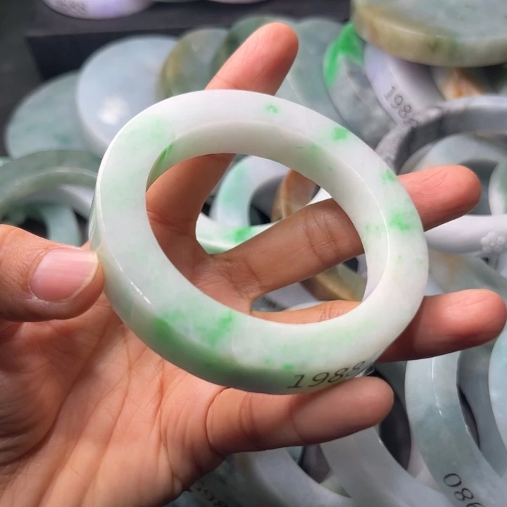 定制翡翠未镶嵌翡翠手镯