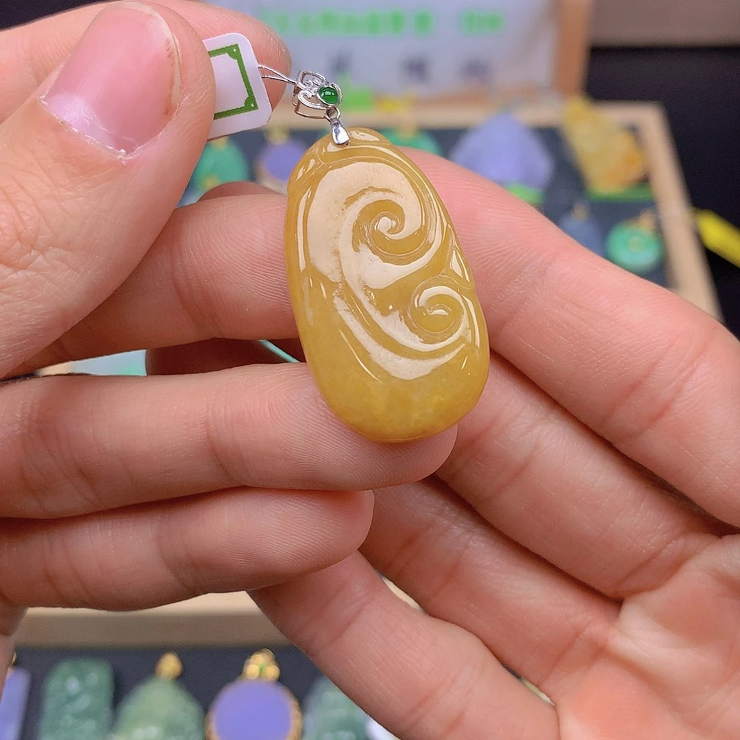 翡翠颈饰18K金镶嵌翡翠