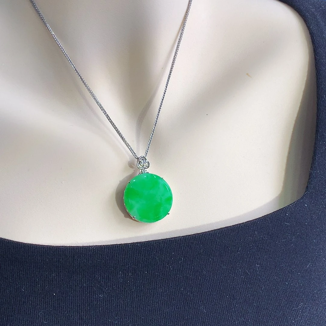 距***离翡翠18K金镶嵌颈饰