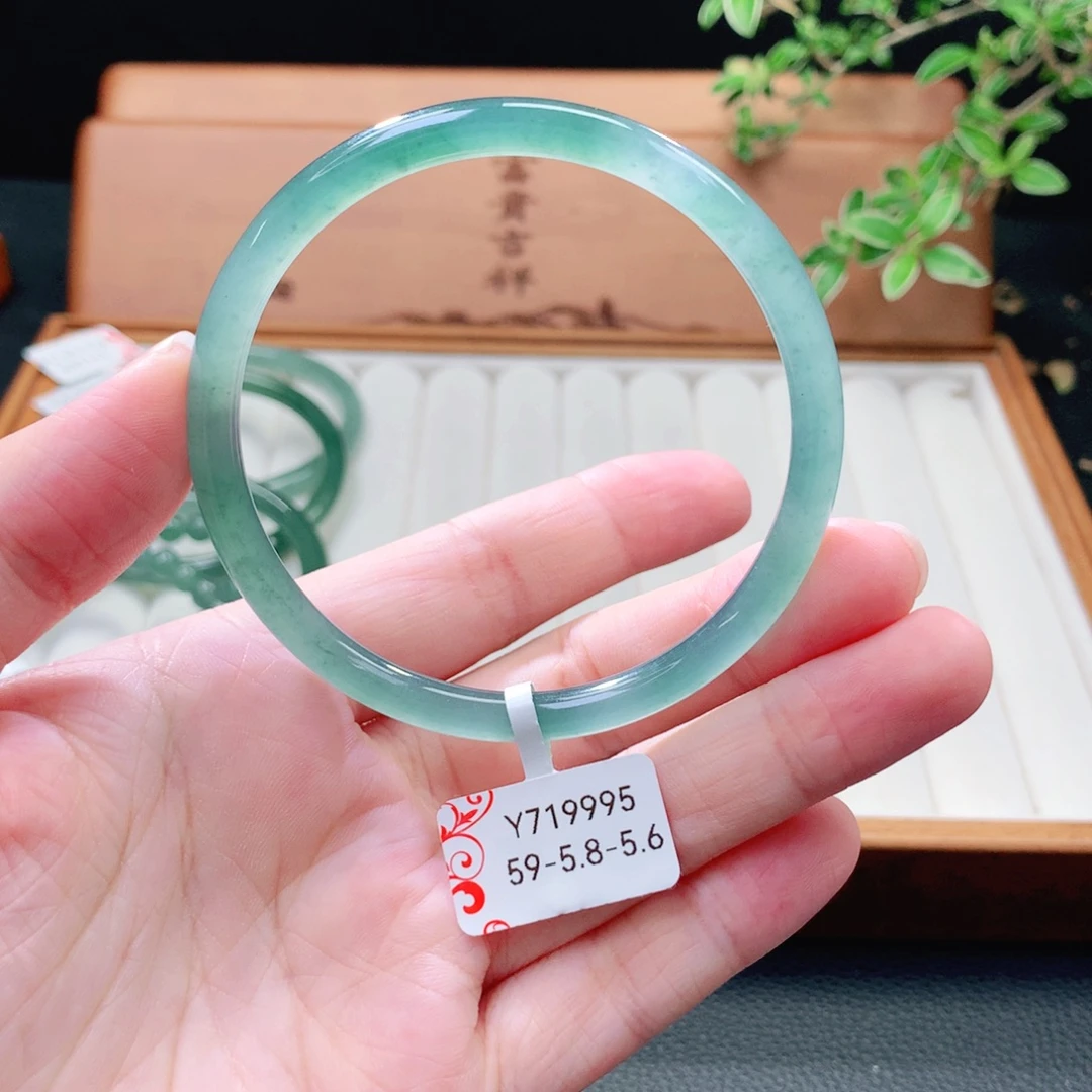 翡翠未镶嵌手镯（圆镯）