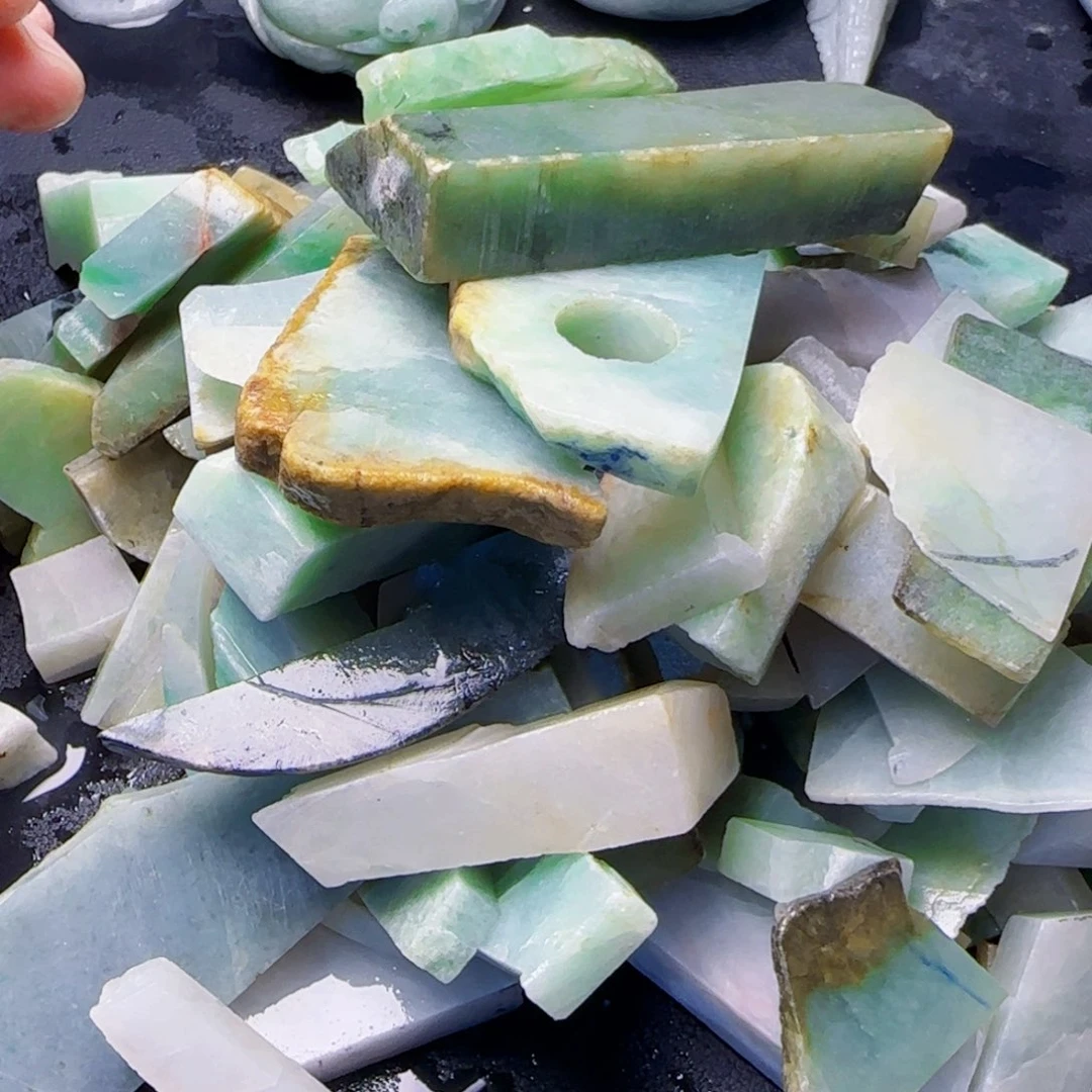 小***塞翡翠未镶嵌颈饰25