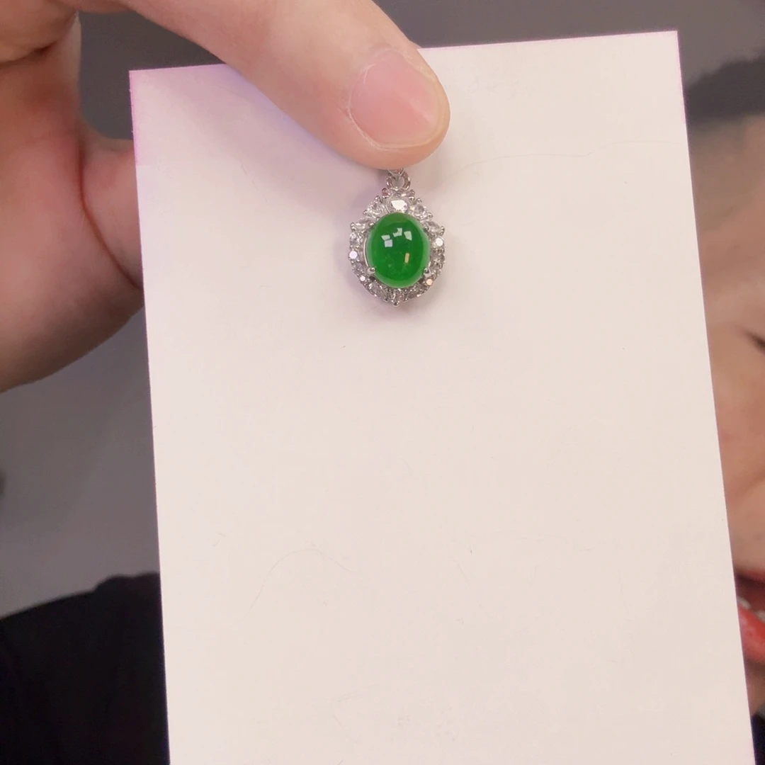 翡翠未镶嵌颈饰一件