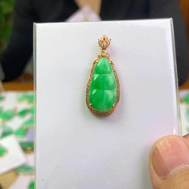 翡翠18K金镶嵌颈饰翡翠