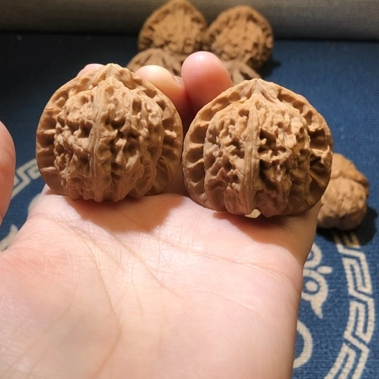 I***D把件桃核三角白狮子