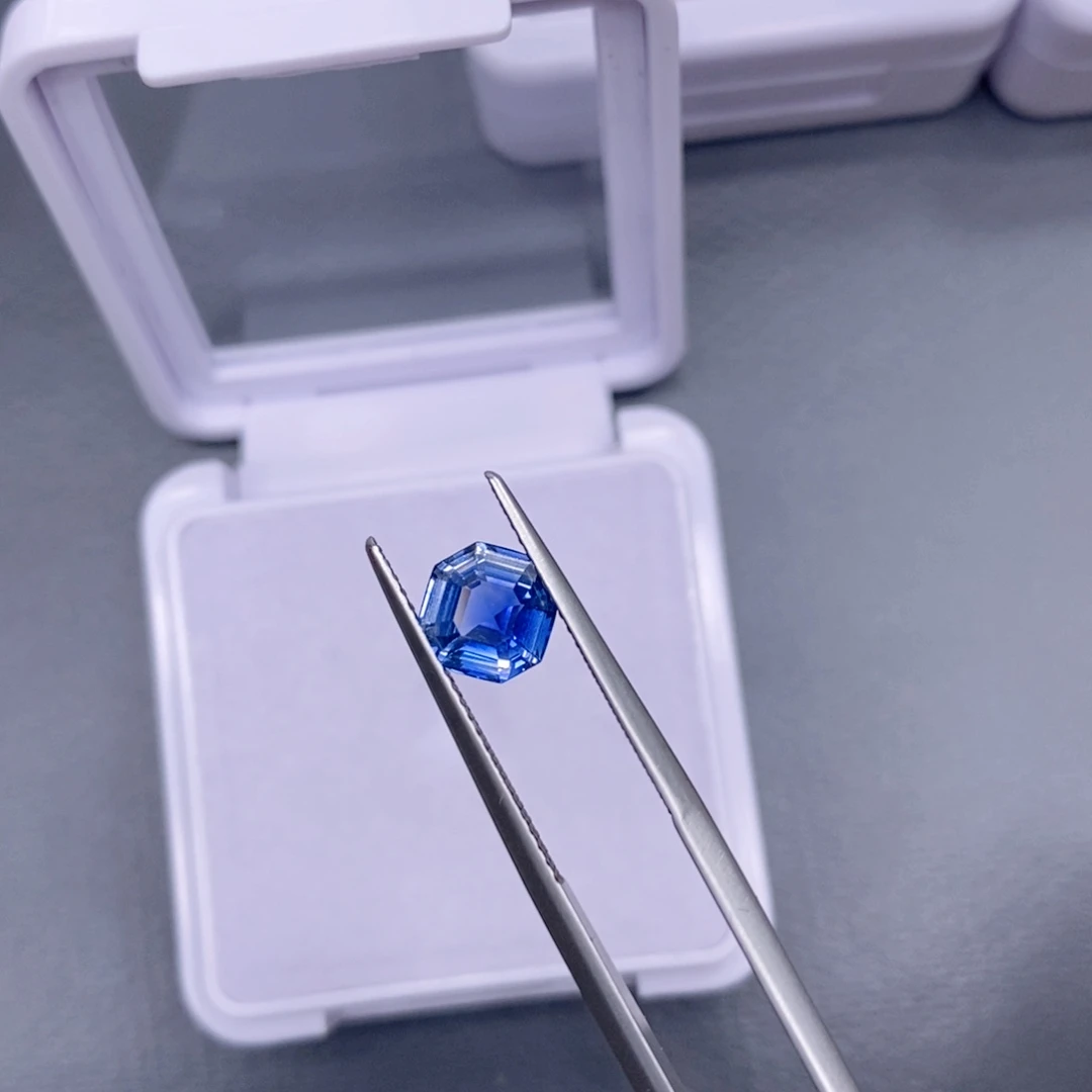 蓝宝石裸石未镶嵌1.625克拉 矢车菊蓝