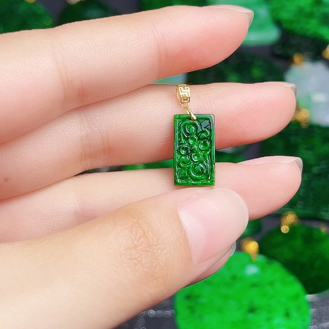 颈饰18K金镶嵌翡翠多样性