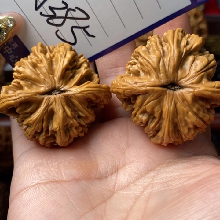 阿***k把件桃核全品粗金虎