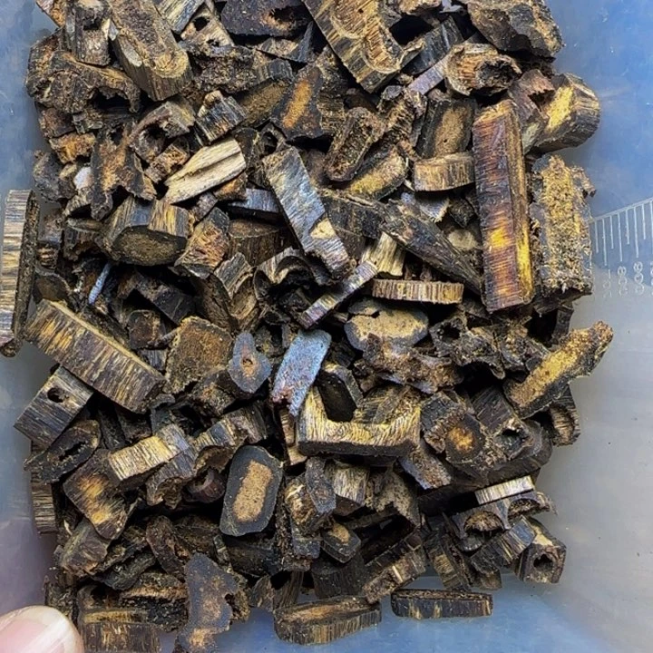 梓***兮绿奇透顶绿边角料175克