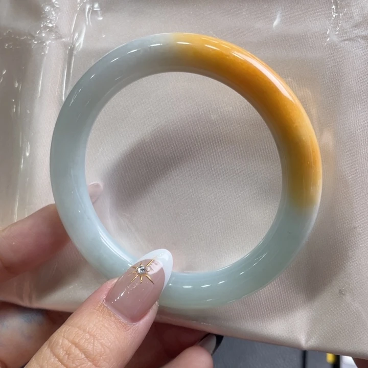 翡翠手镯未镶嵌圆条